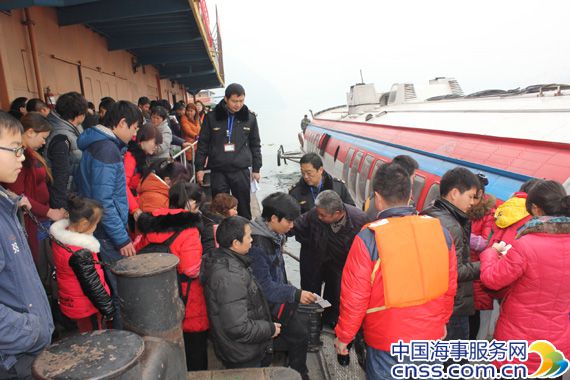 正月初二巴东港春运客流量开始升温 海事部门紧急应对