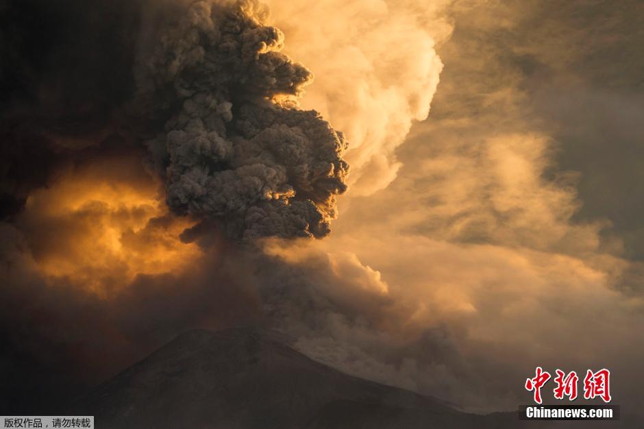 厄瓜多尔火山喷发 遮天蔽日宛如末世 高清