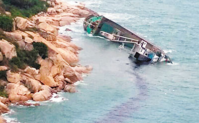 越南货船搁浅香港海域 17名船员全部获救 图