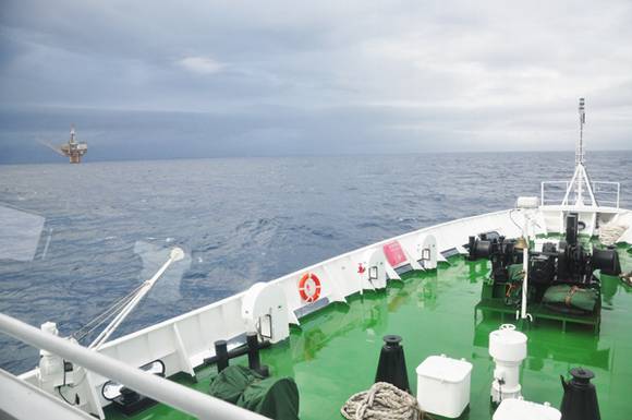 中国海监巡查苏岩礁曾遇美军 船员沉着应对 组图