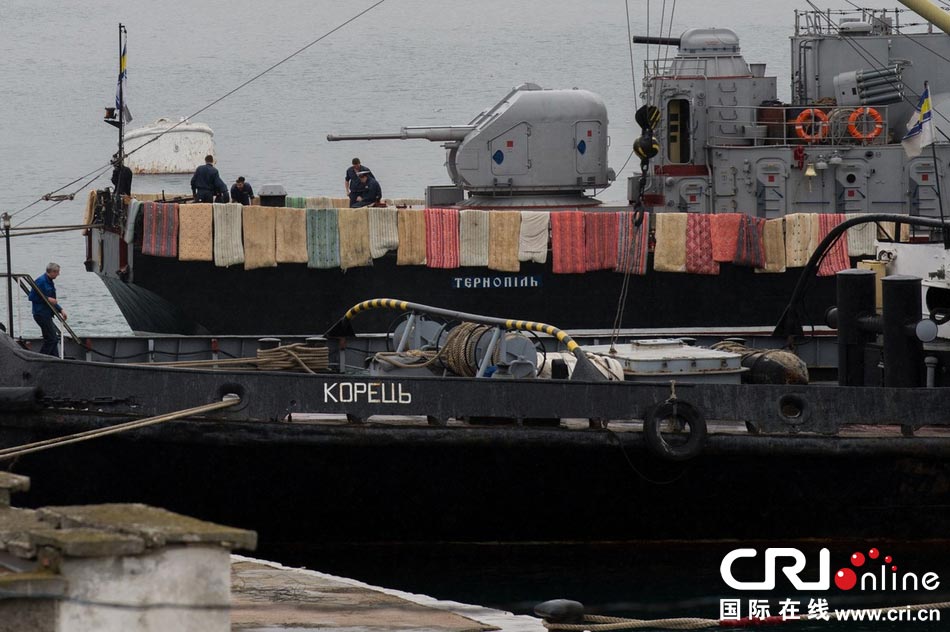 乌克兰舰艇被困港口 水手“晾被子”阻俄军夺船 高清