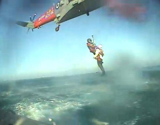 英国货船遇险进水下沉，船员搭直升机逃生。