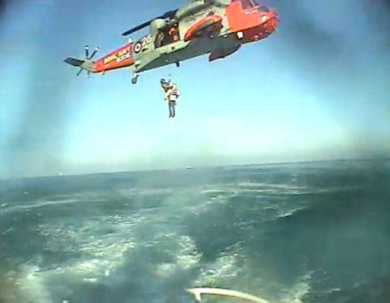 英国货船遇险进水下沉 船员搭直升机逃生 组图