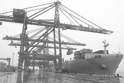 湛江港迎来开港以来最大的集装箱船舶