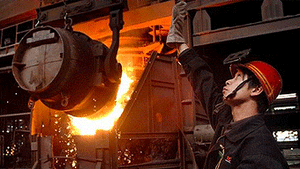 中国 2 月份钢产量同比持平