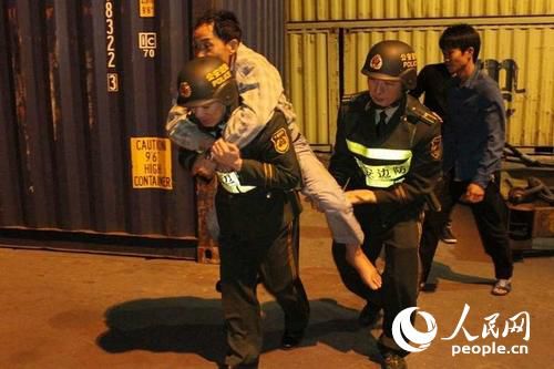 广东南海边检站官兵深夜紧急救助受伤船员 组图