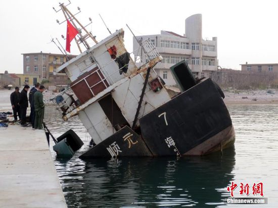 山东烟台一船只触礁搁浅 4名船员均安全