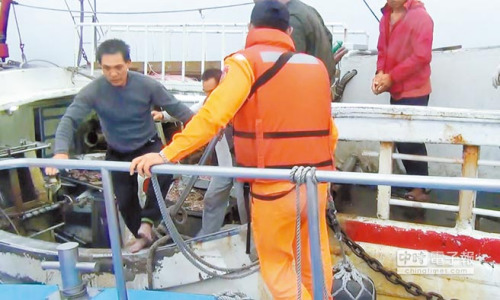 船上9人跳海逃生，立即由台湾“海巡署”接驳救人，其中6人送医治疗，幸无生命危险。（图自台湾《中国时报》）