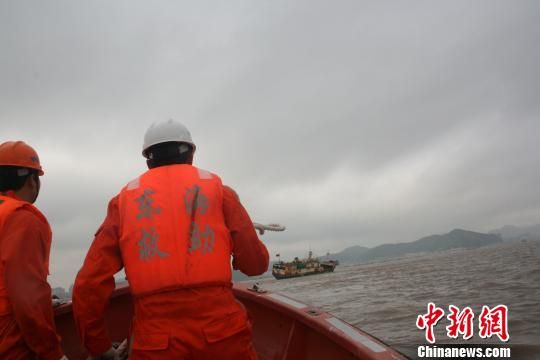 渔船舟山海域触礁7名船员获救