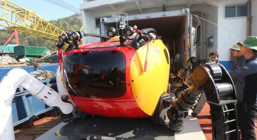 当地时间2014年4月22日，由韩国海洋科学技术院研发的多关节机器人被运至临近事发海域的全罗南道珍岛郡彭木港，该机器人在接受最后的检查后将被投入到搜救工作中。