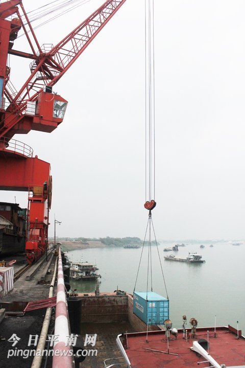 平南港集聚五大支柱产业，拉动港口吞吐量攀升，并将有望形成前港后厂，前港后库的物流格局。