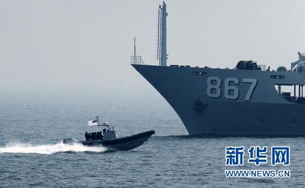 4月23日，文莱海军“达鲁伊山”号巡逻舰派出小艇搭载救援人员快速驶向“失事船舶”。