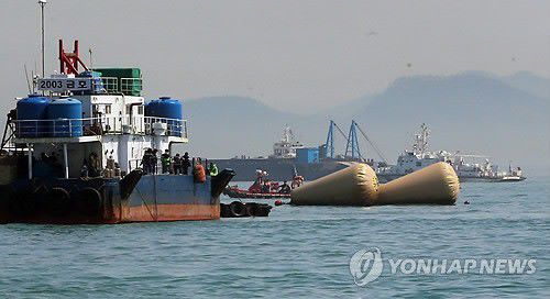 韩沉船事故第九天搜救力度加大 11名船员被拘捕