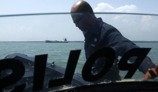 海盗在马来西亚海域劫持油轮 带走三名船员