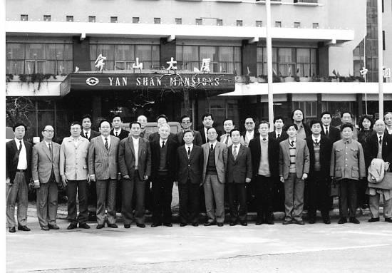 1991年4月，律师团、顾问团部分成员与当事人陈春（前排左一）合影。前排右四为叶鸣，前排右三为潘公波，前排左五为任继圣，前排左八是曾俊伟。