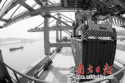 重庆果园港码头工作人员在吊运集装箱。新华社发