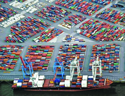 一艘货轮在德国汉堡港装载集装箱。