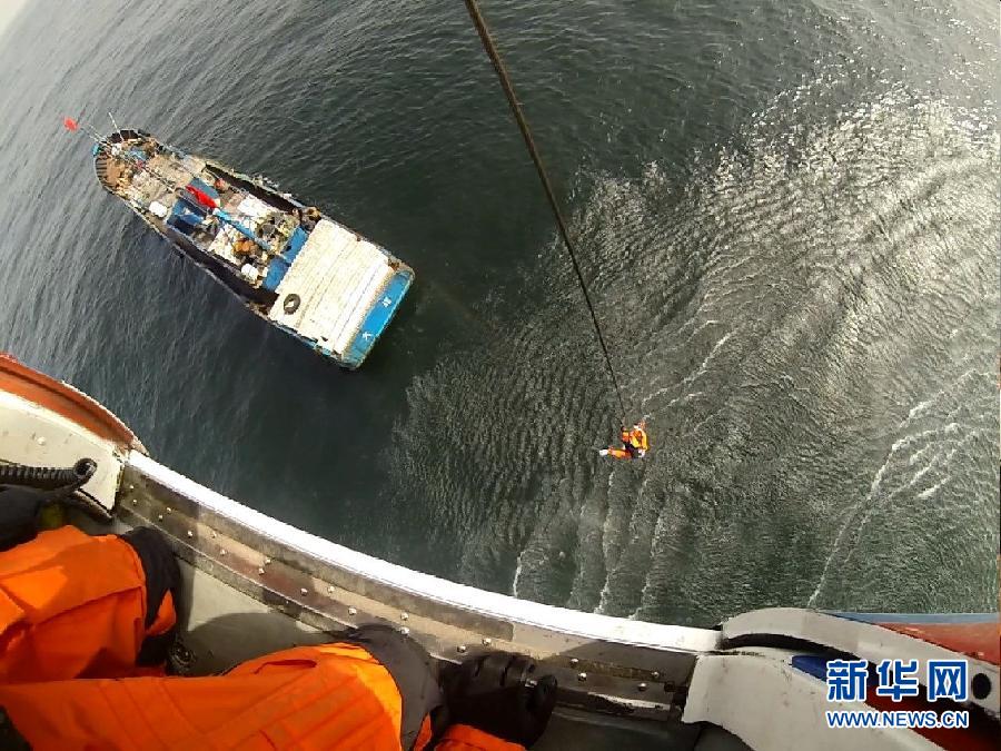 交通运输部北海救助飞行队成功解救受伤船员 高清