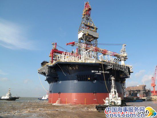 启东中远海工1艘圆筒型海洋钻井平台出坞
