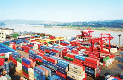 位于龙马潭区的“天府航运首港”泸州港，是全国内河唯一铁路直通堆场的集装箱港口。