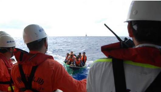 救助人员准备接救遇险渔民