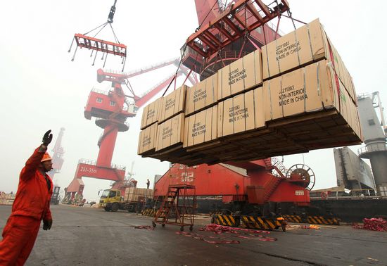 　连云港港是江苏省最大海港，港口吞吐量连续多年保持17%的平均增长。
