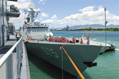 6月24日，岳阳号护卫舰停靠美国夏威夷珍珠港。新华社记者