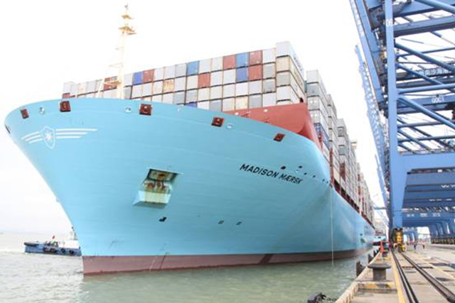 马士基旗下全球最大集装箱船首航中国广州港