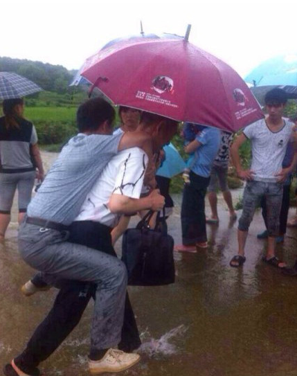 江西：官员水灾现场怕湿鞋要人背 已被免职