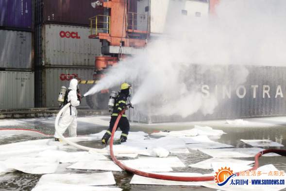 厦门海天码头集装箱着火 消防抢出25吨危化品