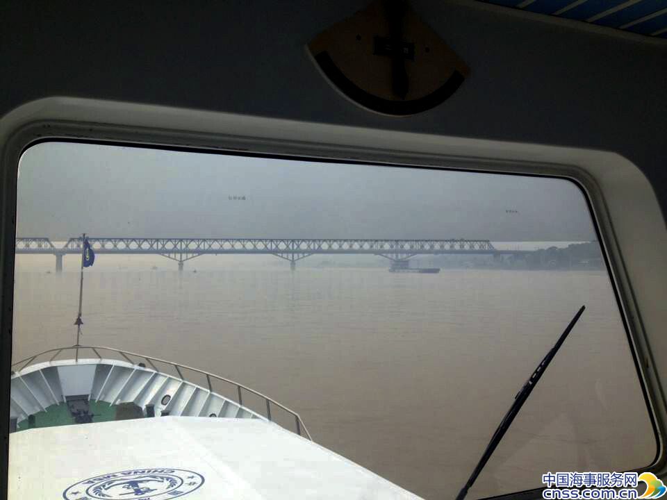 三千吨油船在长江枝城大桥水域失控海事施救成功