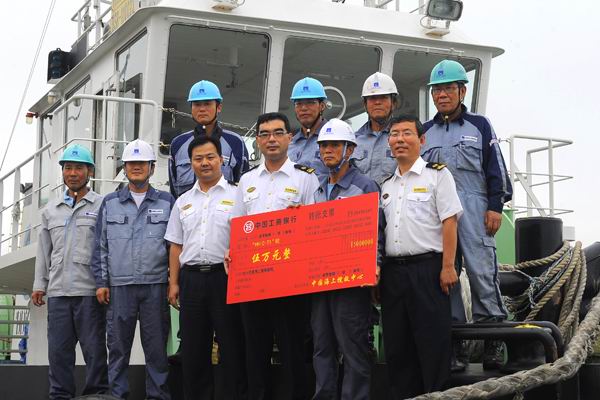 韩国拖轮救助14名中国船员获中方奖励
