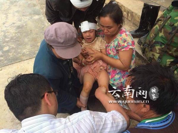 云南鲁甸震后救援行动为伤员伸出生命只手