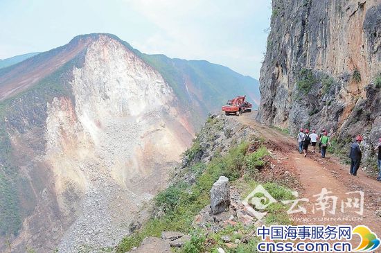 抢修通往红石崖村唯一的道路