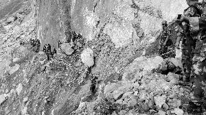 8月5日，武警8750部队官兵利用绳索下到山底，奔赴堰塞体所在地。