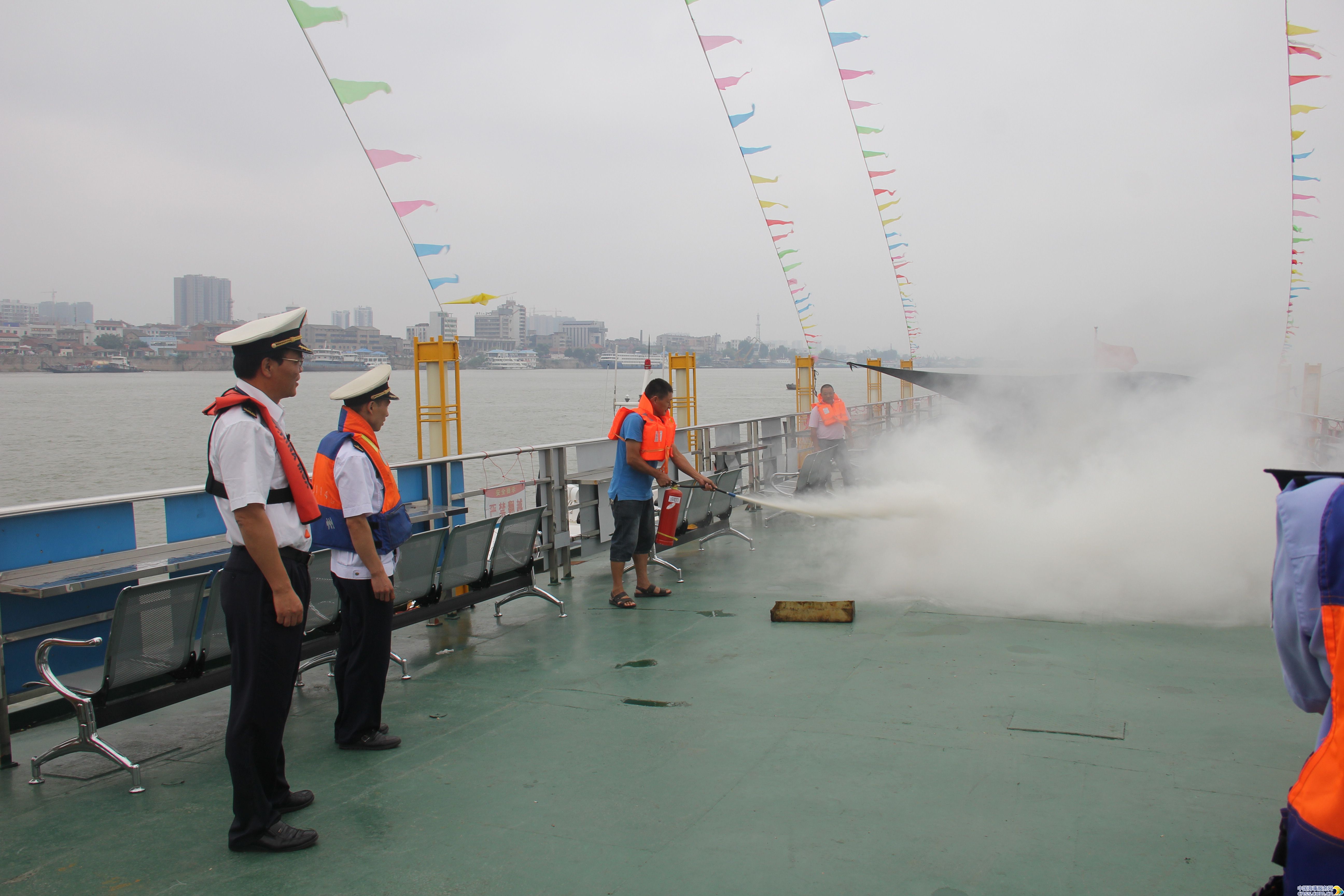 海事和公安部门联合观光渡船开展应急演习