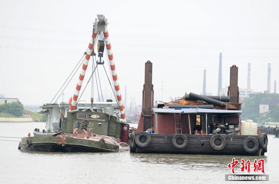 京杭大运河泄漏浓硫酸货船已被打捞出水【高清】