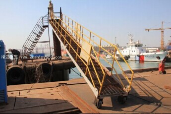 港达重工自主研制新型登船梯投入使用