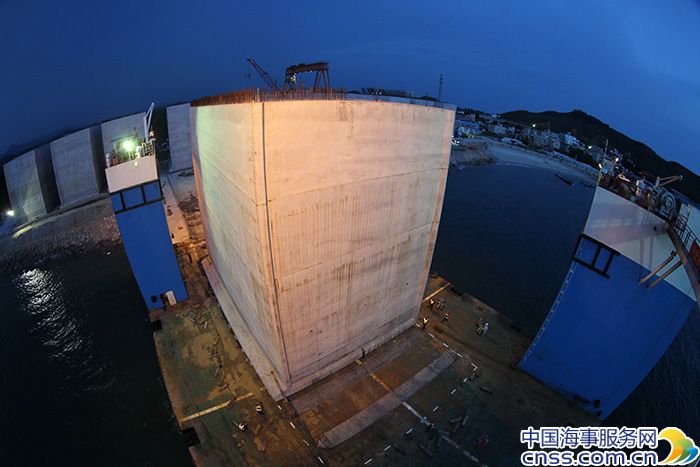 惠州港3300吨巨箱作业  将横穿航道28次【高清】