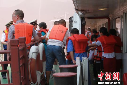 长江三峡库区水域举行大型客船游客疏散演习