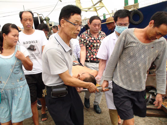 浙江温岭一船员收渔网遭反弹 被锚挫伤腹壁