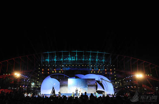 上海邮轮旅游节开幕 吴淞港上演歌舞灯光秀