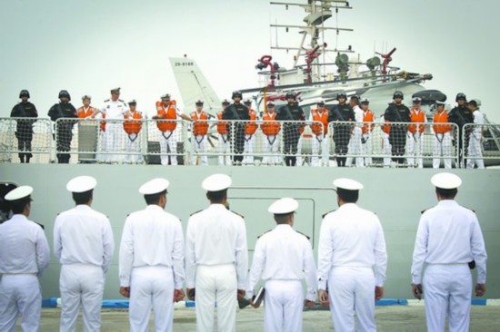 伊朗海军20日到码头迎接中方编队。