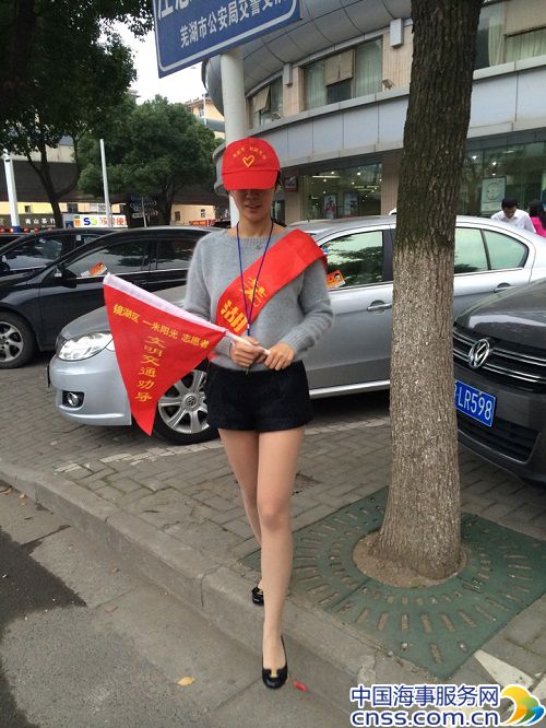 中心青年积极参与“芜湖市文明交通劝导”活动