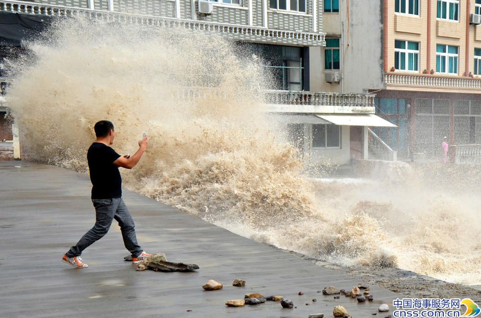 浙江温岭：超强台风“黄蜂”助推潮水掀巨浪【高清】