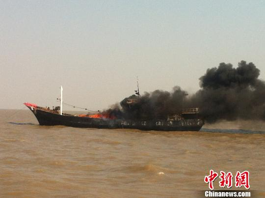 浙江三门一渔船因做饭失火 6名船员全部获救