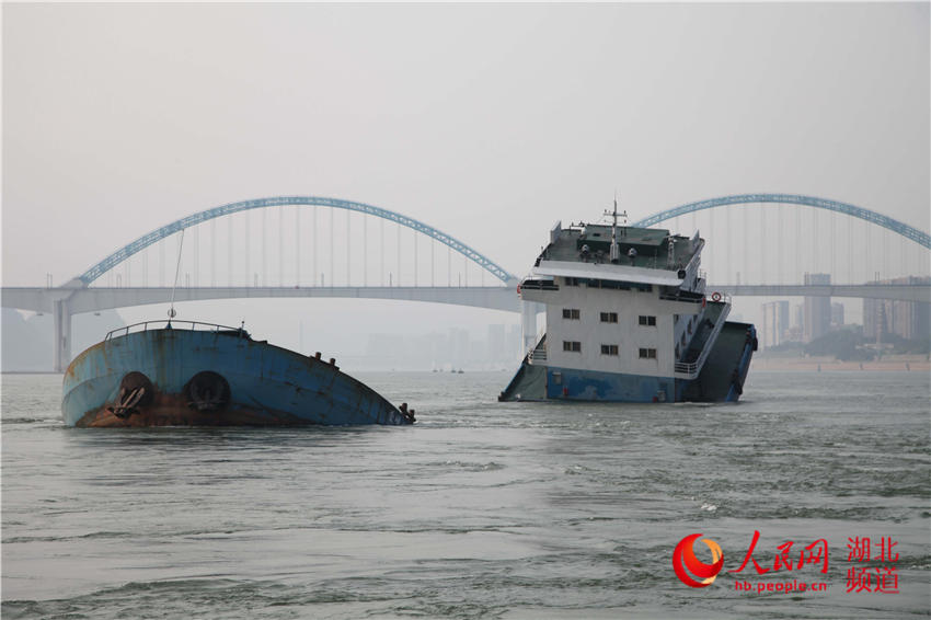 长江宜昌千吨货轮倾覆 海事全力救助船员无伤亡