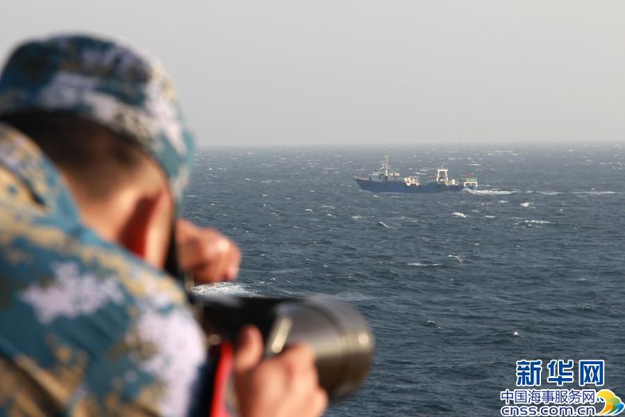 中国海军护航编队风浪中接回特战队员【高清】