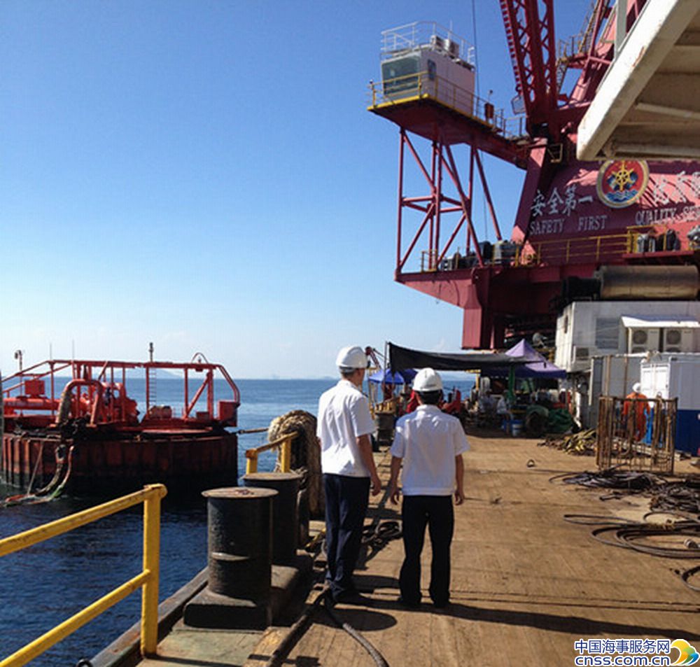 海事人员在单点海域设施修复施工现场驻守监管