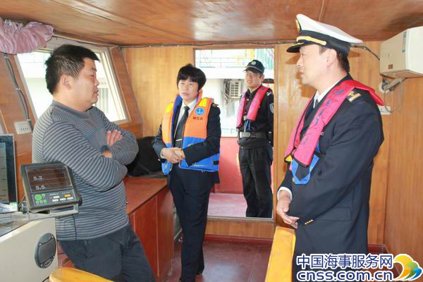 黄冈海事与公安干警联合查获一偷逃签证砂船